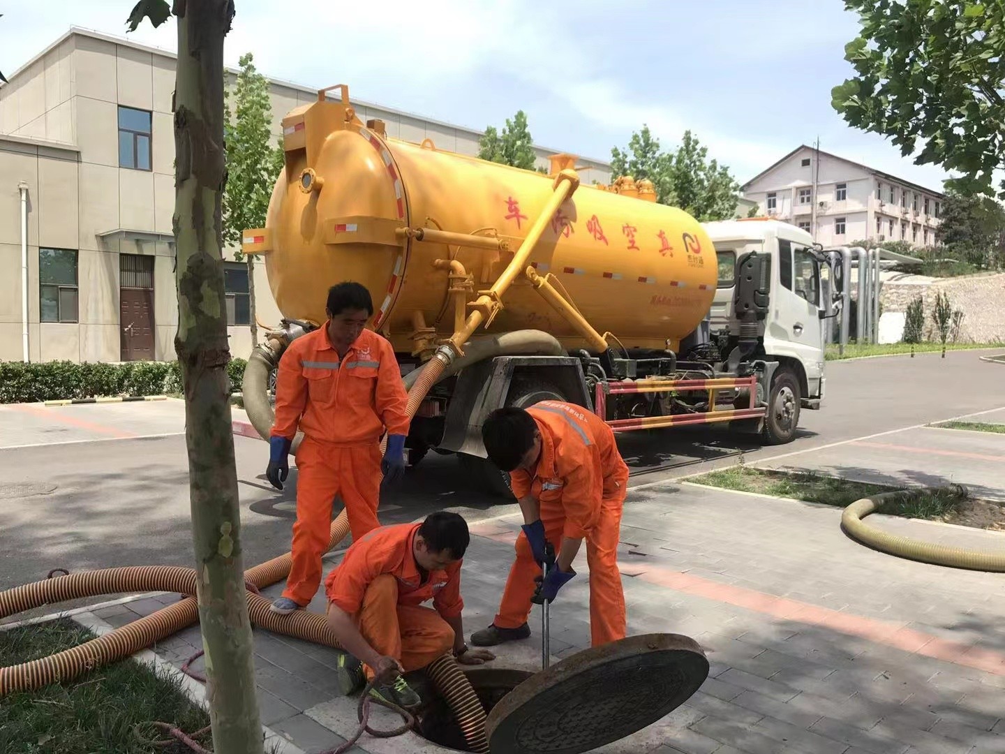 海门管道疏通车停在窨井附近